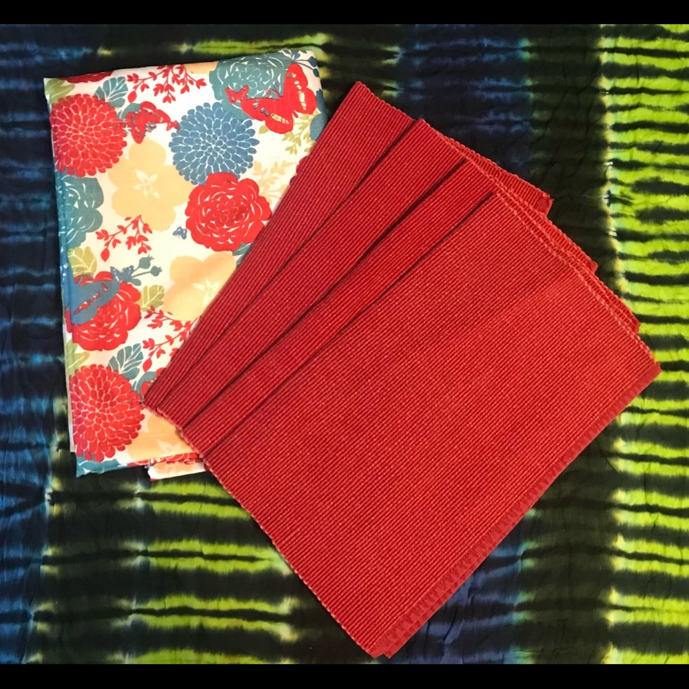 Table cloth w/ flower print - comes w/ 4 red cotton placemats
